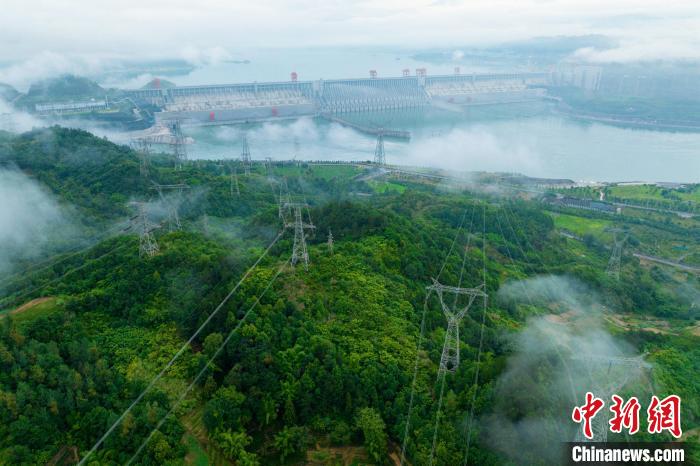 三峽輸電線路。　何偉 攝