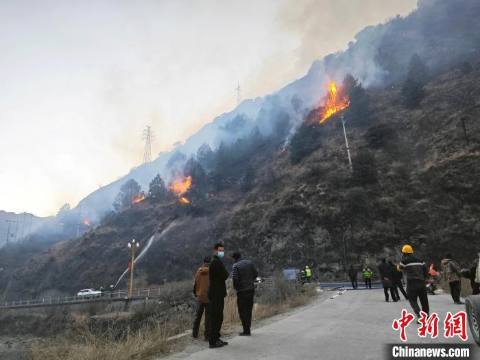 直擊四川雅江森林火災(zāi)現(xiàn)場(chǎng)：火線在風(fēng)中蔓延 救援力量徹夜撲救